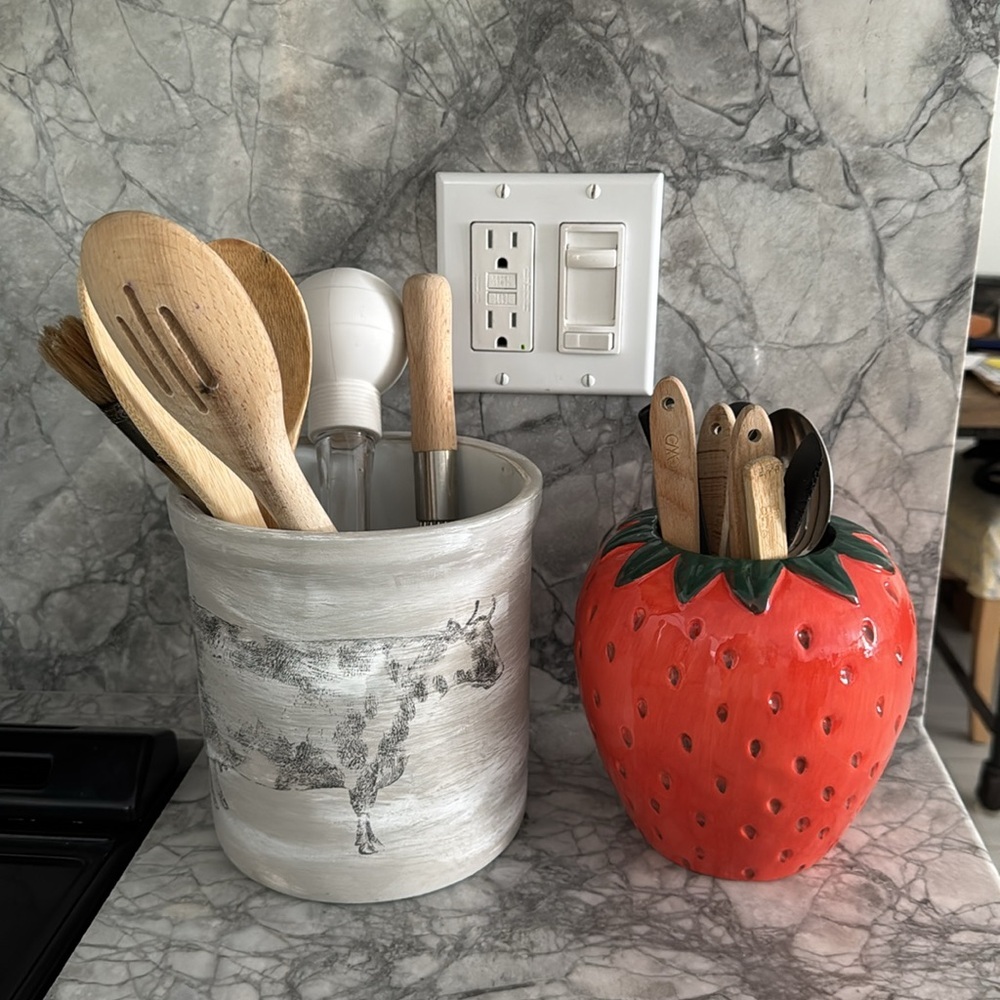 Strawberry Ceramic Planter/ Vase/Decor NWOT - Picture 7 of 7